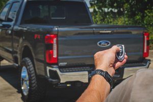 Ford F-350 Super Duty Powered Retractable Bed Cover - Rough Country - Powered Retractable, Heavy-Duty Aluminum, 6'10